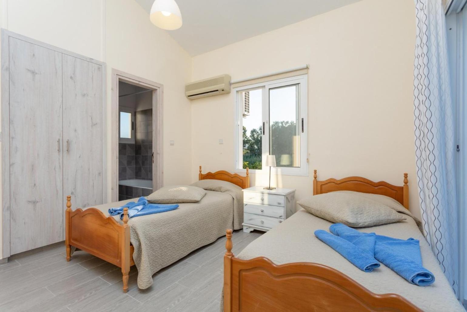 Sun Beach Villa Tria Polis エクステリア 写真
