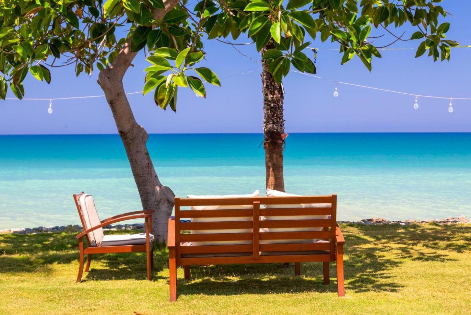 Sun Beach Villa Tria Polis エクステリア 写真